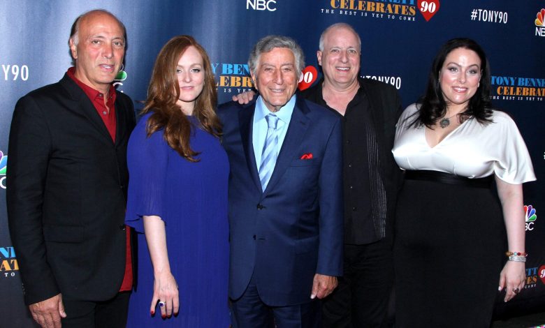 Tony Bennett di CMA Country Christmas Taping Tahunan ke -9 yang diselenggarakan oleh Reba McEntire