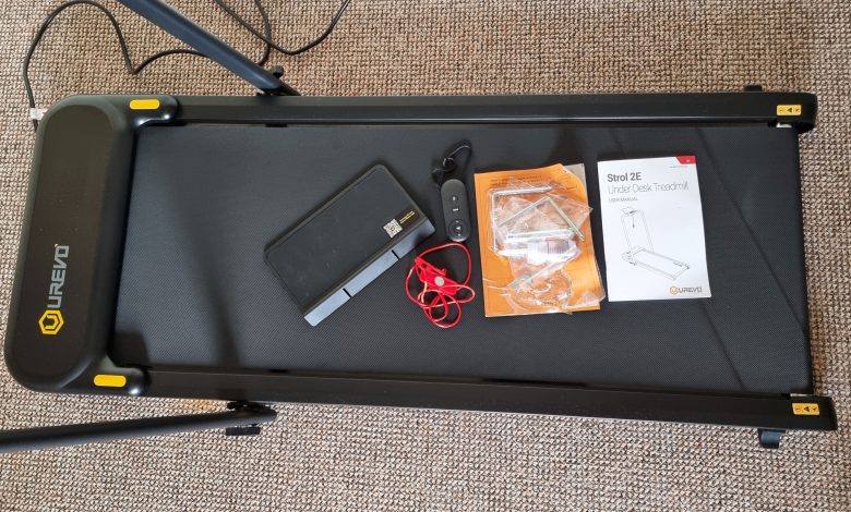 Treadmill Urevo Strol 2e dengan pemasangan perangkat, instruksi manual, remote control, klip keselamatan magnetik dan alat lain yang disediakan dalam paket