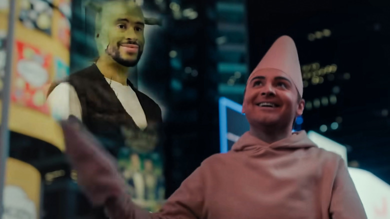 Tolong jangan menghancurkan anggota John Higgins, berpakaian seperti Patrick dari Spongebob Squarepants, mengenang waktunya dengan Bad Bunny (berpakaian seperti Shrek)