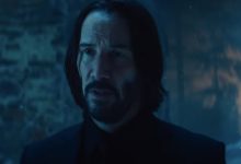 John Wick berdiri di bawah cahaya biru di balerina