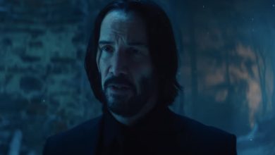 John Wick berdiri di bawah cahaya biru di balerina