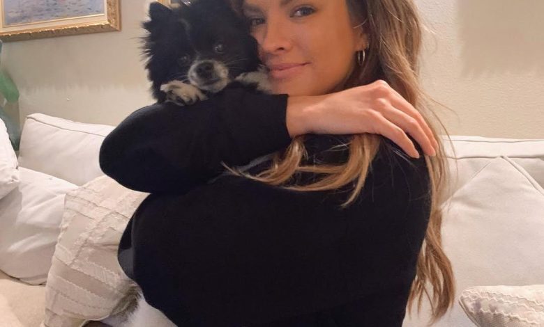 Becca Tilley memeluk anjingnya