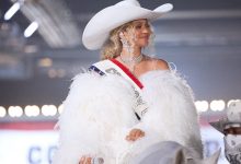 Beyonce duduk di atas kuda selama