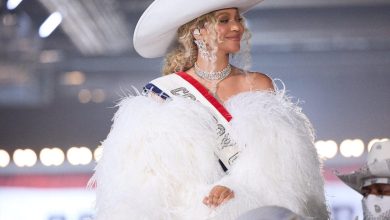 Beyonce duduk di atas kuda selama