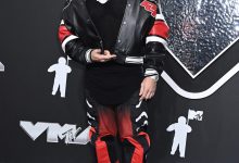 Chet Hanks berpose di karpet hitam di MTV Awards.