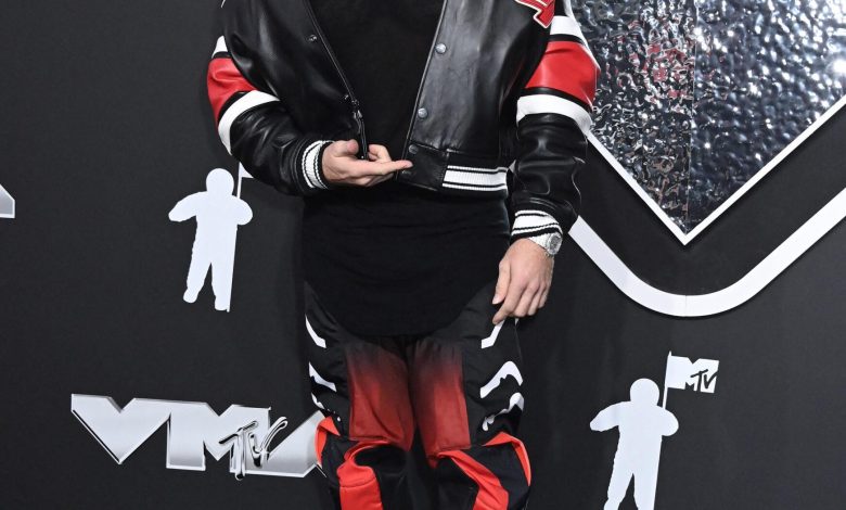 Chet Hanks berpose di karpet hitam di MTV Awards.