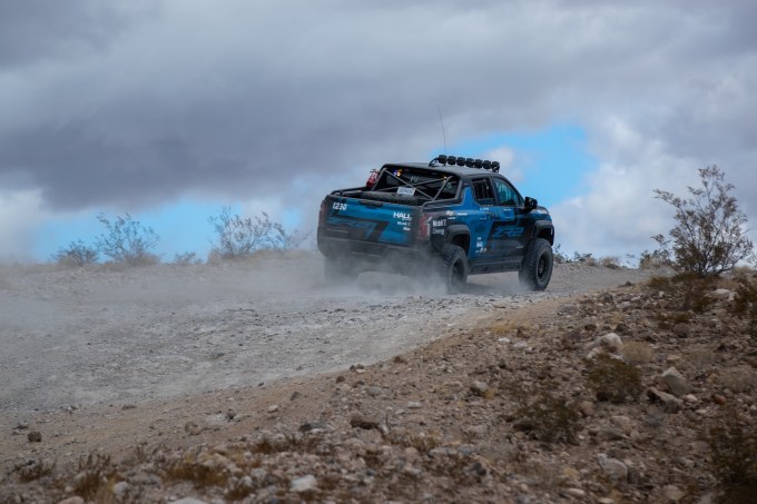 Chevy Silverado EV vs Rivian R1T: Bagaimana dua EV menangani perlombaan off-road mint 400 ikonik