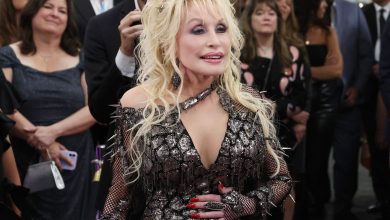 Dolly Parton di upacara pemotongan pita untuk pameran galeri Dolly Parton dan pembuatnya