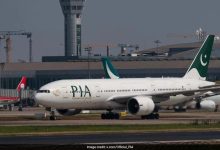 Pakistan International Airlines Penerbangan mendarat di bandara dengan roda yang hilang