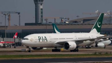 Pakistan International Airlines Penerbangan mendarat di bandara dengan roda yang hilang