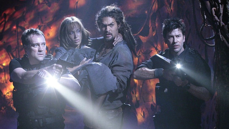 Kolonel Joe Sheppard dan Ronon Dex menyelamatkan rekan satu tim mereka di Stargate Atlantis