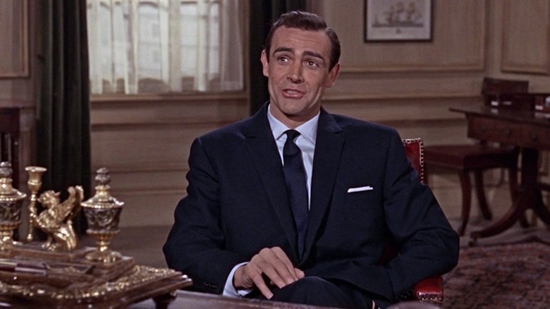 Sean Connery bersantai di kantor M sebagai James Bond dari Rusia dengan cinta