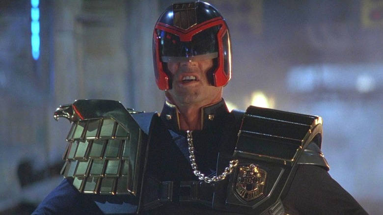 Sylvester Stallone sebagai Hakim Dredd di Hakim Dredd