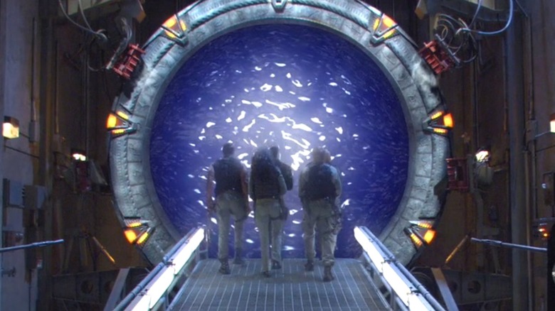 Awak SG-1 berjalan melalui portal Stargate di Stargate SG-1