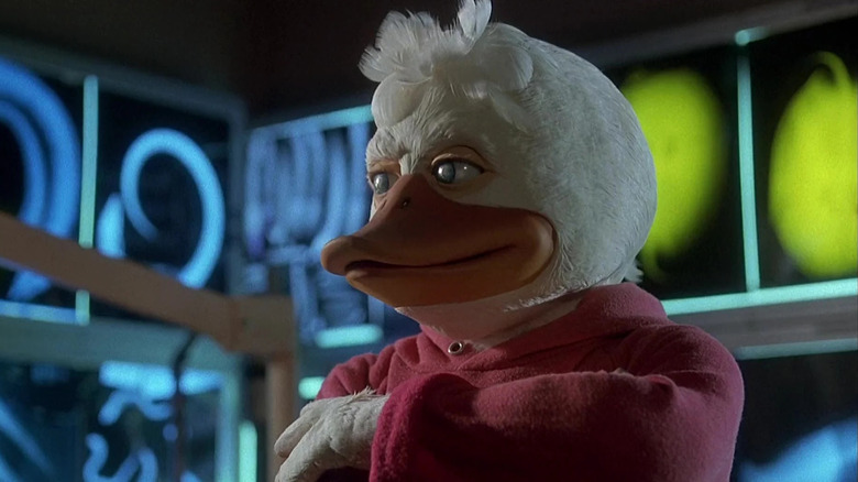 Howard the Duck dengan hoodie merah, berdiri taciturn di depan beberapa lampu neon. Dari Howard the Duck.