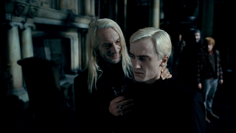 Lucius Menyentuh Draco di Malfoy Manor di Harry Potter dan The Deathly Hallows - Bagian 1