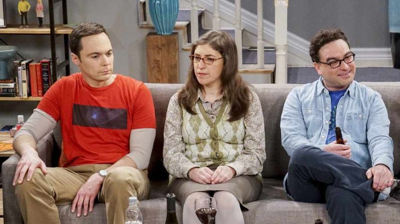 Sheldon Amy Leonard dan Penny duduk di ruang tamu Howard dan Bernadette di The Big Bang Theory