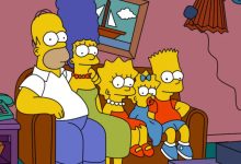 Keluarga Simpsons duduk di sofa mereka di Simpsons