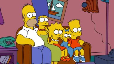 Keluarga Simpsons duduk di sofa mereka di Simpsons