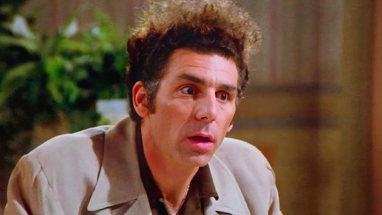 Michael Richards terlihat terpana sebagai Cosmo Kramer di Seinfeld
