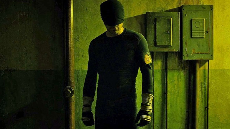 Daredevil berdiri di lorong, akan bertarung, di akhir episode