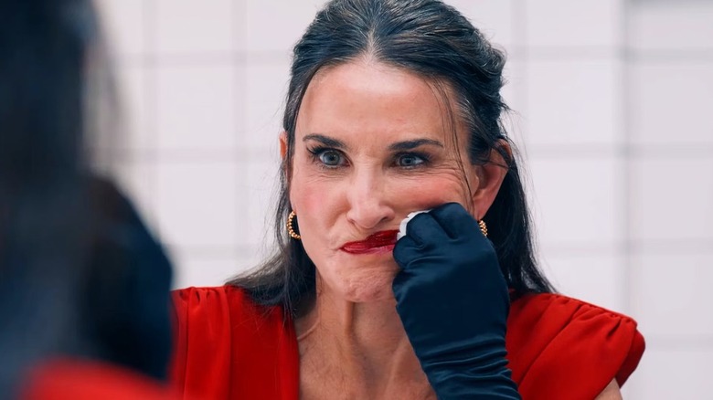 Demi Moore menyeka wajahnya ketika Elisabeth berkilau di zat tersebut