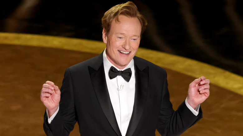 Conan O'Brien menyampaikan lelucon selama Academy Awards