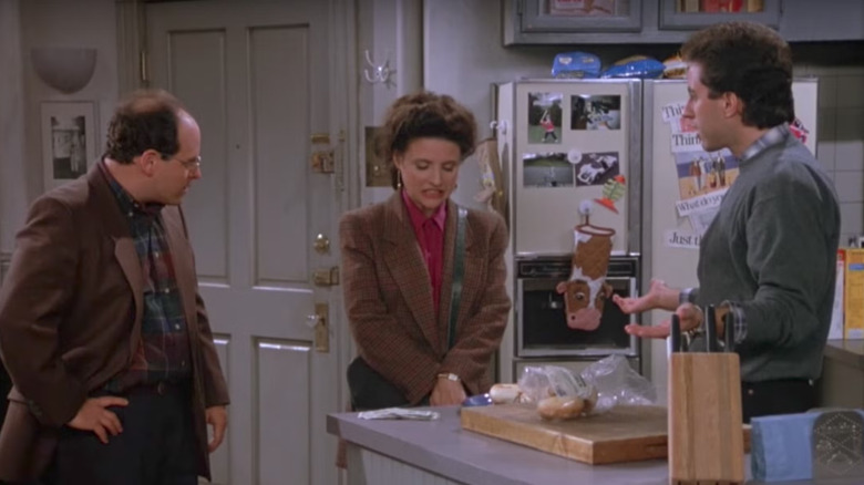 Jason Alexander sebagai George, Julia Louis-Dreyfus sebagai Elaine, dan Jerry Seinfeld sebagai Jerry berbicara di Seinfeld