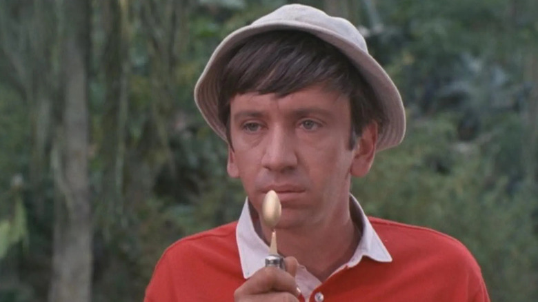 Gilligan memegang sendok ke wajahnya di pulau Gilligan