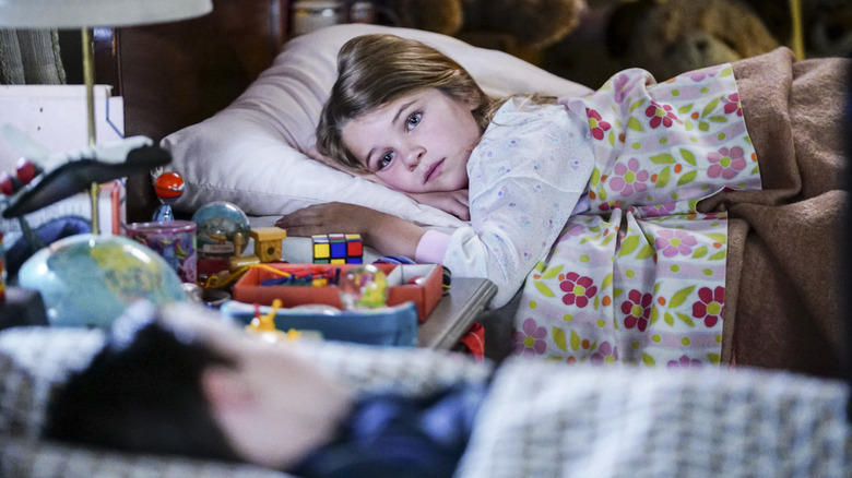 Sheldon muda, Sheldon dan Missy berbaring di tempat tidur mereka