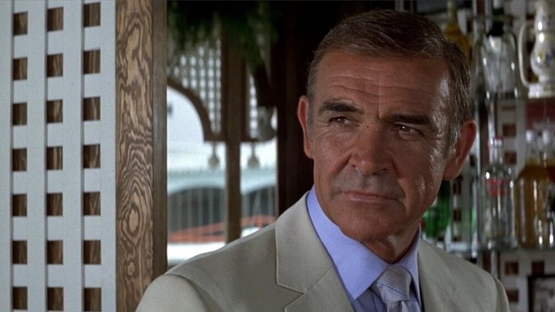 Sean Connery menatap tamah di bar seperti James Bond di Never Say Never Again