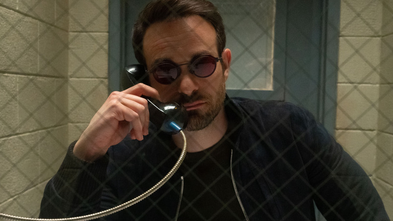 Charlie Cox sebagai Matt Murdock mengunjungi seseorang di penjara dalam episode Daredevil: Born Again