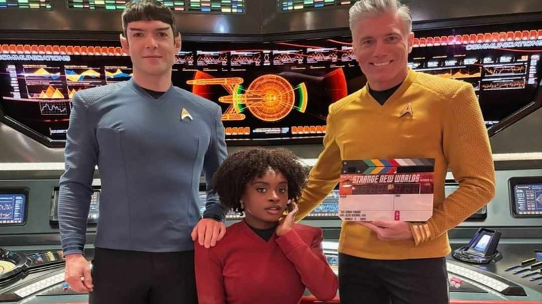 Foto produksi Ethan Peck, Celia Rose Gooding, dan Anson Mount, dengan kostum sebagai Spock, Uhura, dan Pike, di set Star Trek: Strange New Worlds.