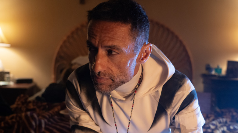 Kamar de Los Reyes 'Hector Ayala mengenakan pakaian harimau putih di Daredevil: Born Again