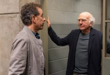 Jerry Seinfeld dan Larry David berdiri di ambang sel penjara dalam mengekang antusiasme Anda