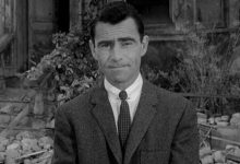 Rod Serling selama salah satu narasi pembukaannya di zona senja