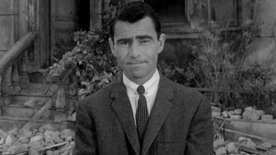 Rod Serling selama salah satu narasi pembukaannya di zona senja