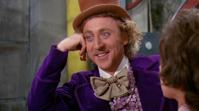 Willy Wonka, entah bagaimana terlihat ceria dan mengancam di Willy Wonka & The Chocolate Factory.