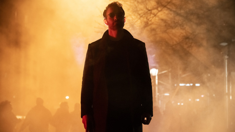 Matt Murdock berdiri sendirian di New York City di malam hari di Daredevil: Born Again