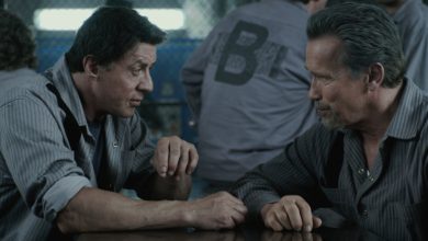 Ray Breslin dari Sylvester Stallone duduk di seberang Emil Rottmayer dari Arnold Schwarzenegger di sebuah meja penjara dalam rencana pelarian