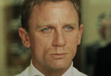 James Bond dari Daniel Craig terlihat melintasi bingkai di Casino Royale