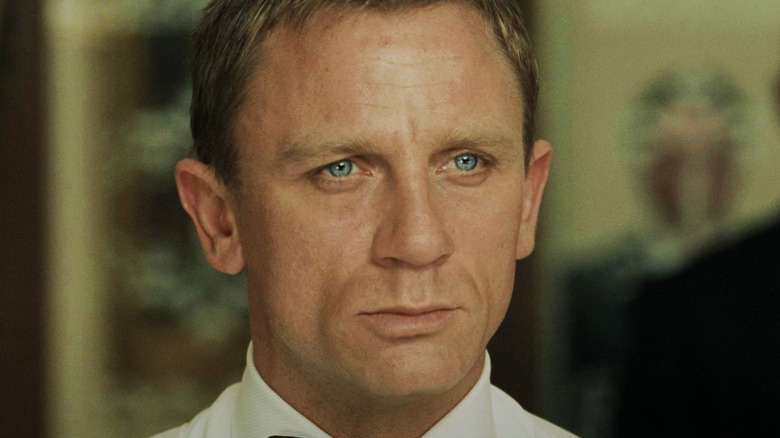 James Bond dari Daniel Craig terlihat melintasi bingkai di Casino Royale