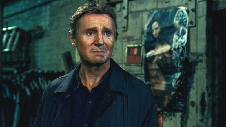 Liam Neeson mengerutkan kening sebagai Harry Rawlings di janda