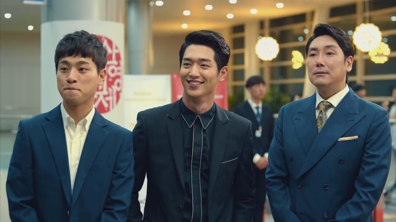 Cha Young-Bin (Seo Kang-joon) diapit oleh Lee Ho-jin (Park Jeong-min) dan Kim Eun-Gab (Cho Jin-Woong) di Entourage