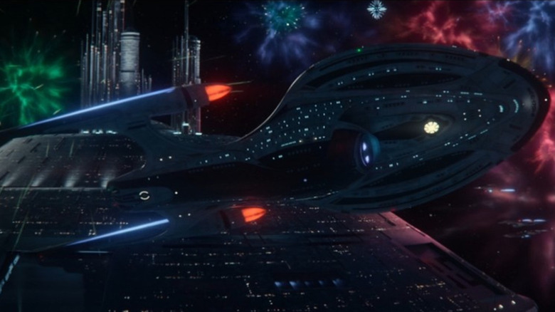 The Enterprise-F, melawan langit yang penuh dengan kembang api di Star Trek: Picard.