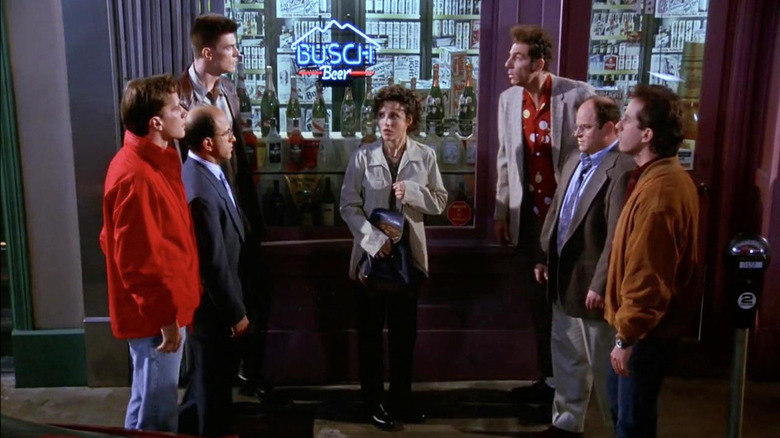 Bizarro Jerry, Kramer, dan George di seberang Jerry, Kramer, dan George yang sebenarnya, dengan Elaine di tengah, di Seinfeld