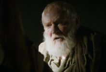 Julian Glover's Maester Pycelle berbicara kepada seseorang yang punggungnya ada di kamera di Game of Thrones