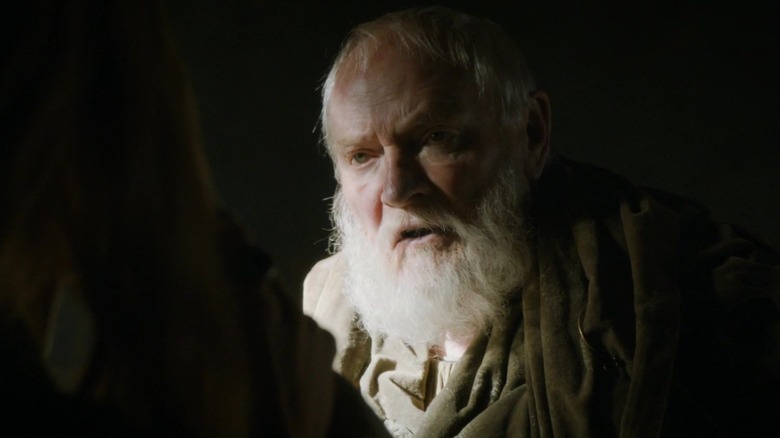 Julian Glover's Maester Pycelle berbicara kepada seseorang yang punggungnya ada di kamera di Game of Thrones