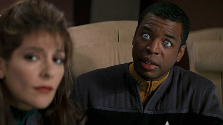 Geordi duduk di meja konferensi di Star Trek: Kontak Pertama