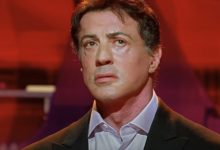 Sylvester Stallone sebagai dirinya sendiri pada upacara penghargaan di Kambakkht Ishq, tampak prihatin